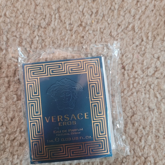 Versace sample - Picture 5 of 8